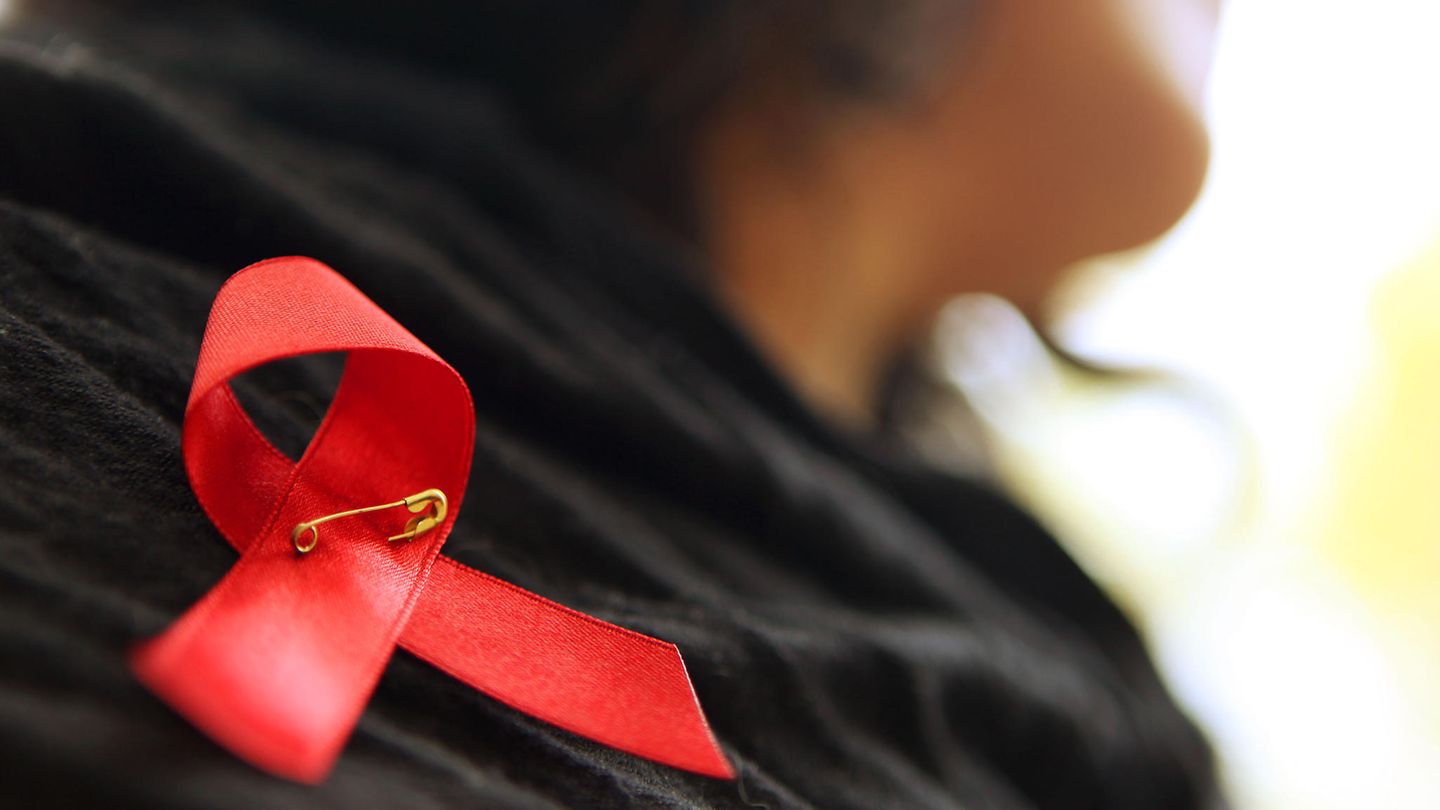HIV: How long-term AIDS survivors live with their disease