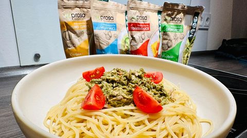 Eine Portion Pasta mit dem "Die Höhle der Löwen"-Produkt Veprosa steht auf einem Tisch.