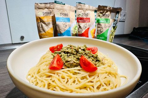 Eine Portion Pasta mit dem "Die Höhle der Löwen"-Produkt Veprosa steht auf einem Tisch.