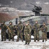 Die Bundesregierung nennt lediglich "über 100 gepanzerte Gefechtsfahrzeuge" ohne genaue Typenbezeichnung. In diese Kategorie fällt auch der gepanzerte Truppentransporter vom Typ Boxer (im Bild).