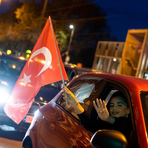Am Wahlabend in der Türkei fuhren Anhänger des Präsidenten Erdogan in Duisburg-Marxloh durch die Straßen