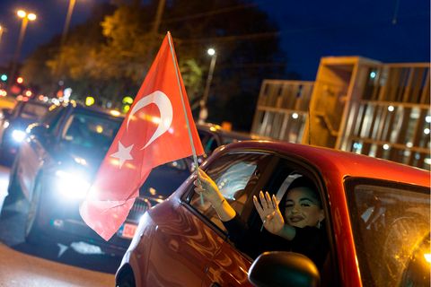 Am Wahlabend in der Türkei fuhren Anhänger des Präsidenten Erdogan in Duisburg-Marxloh durch die Straßen