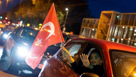 Am Wahlabend in der Türkei fuhren Anhänger des Präsidenten Erdogan in Duisburg-Marxloh durch die Straßen