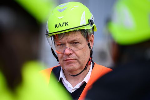 Robert Habeck in Baustellen-Schutzkleidung
