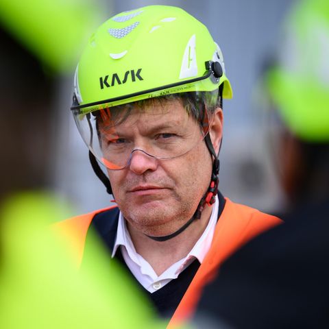 Robert Habeck in Baustellen-Schutzkleidung