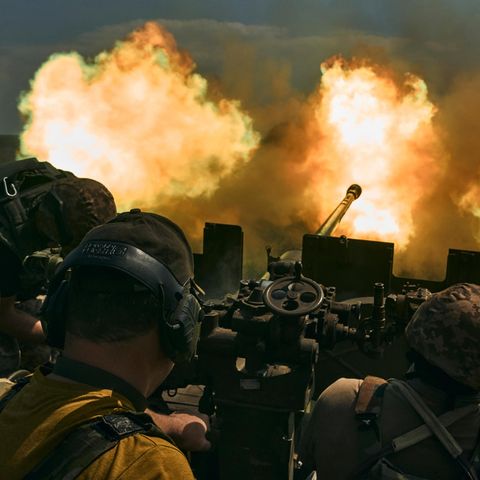 Ukrainsiche Soldaten feuern auf russische Stellungen.