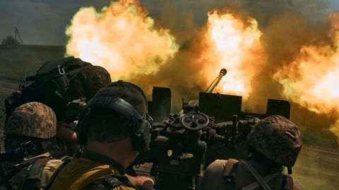 Ukrainsiche Soldaten feuern auf russische Stellungen.