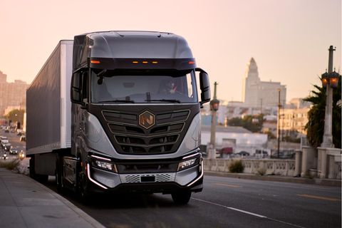 Ein Lkw fährt durch eine Stadt