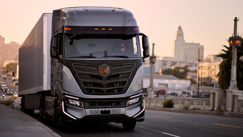 Ein Lkw fährt durch eine Stadt