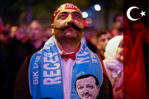 Unterstützer des türkischen Präsidenten Erdogan auf einer Wahl-Party in Istanbul