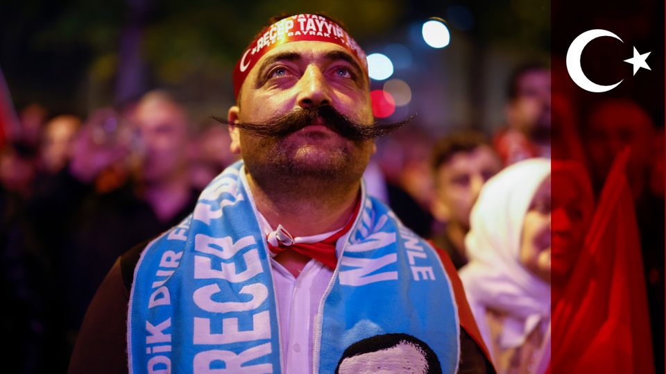 Unterstützer des türkischen Präsidenten Erdogan auf einer Wahl-Party in Istanbul