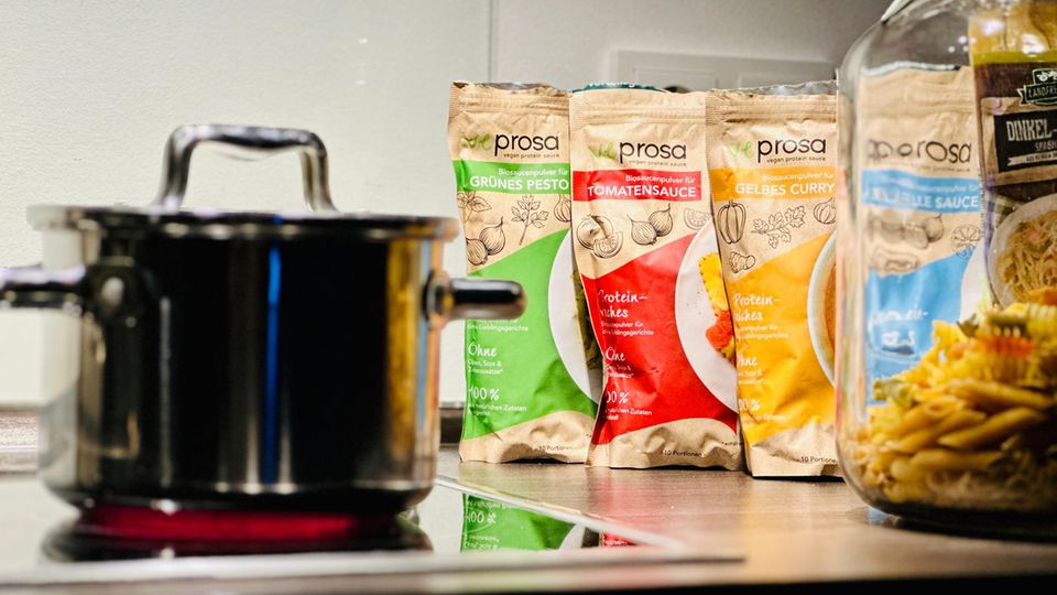 Veprosa Soßen Veprosa-Soßen aus DHDL stehen auf einer Küchenzeile.