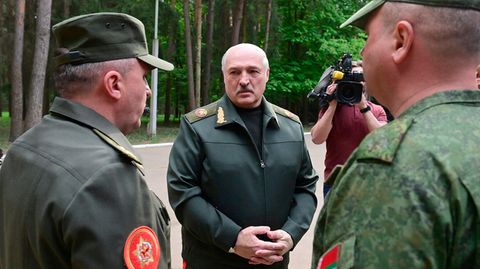 Alexander Lukaschenko (M), Präsident von Belarus, im Gespräch mit Offizieren