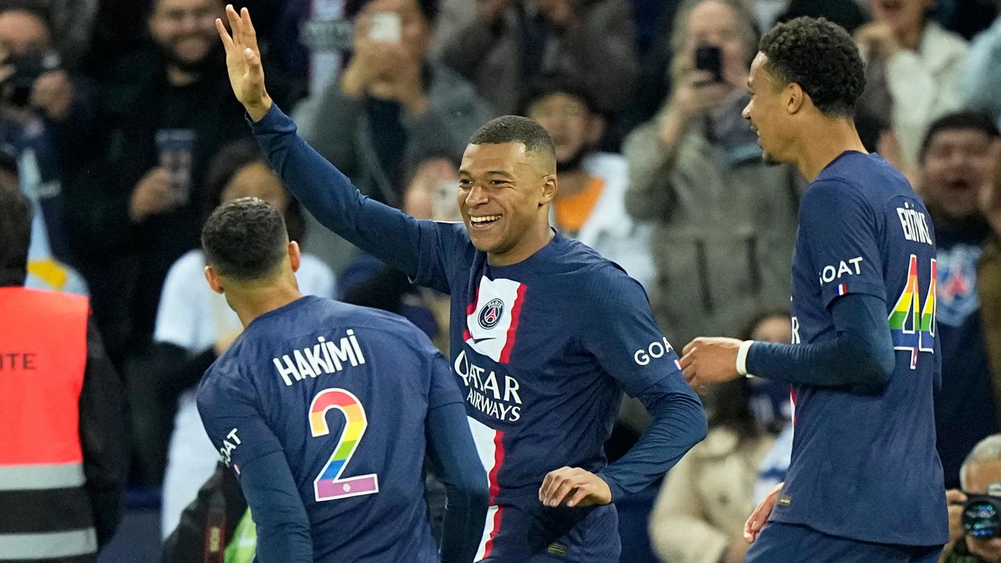 Spieler von Paris Saint-Germain tragen das Regenbogen-Trikot