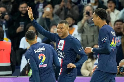 Spieler von Paris Saint-Germain tragen das Regenbogen-Trikot