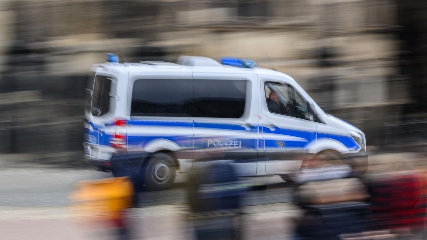 Ein Polizeiauto fährt schnell über die Straße