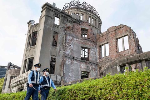 Japan G7-Treffen: Polizisten laufen in Hiroshima am Friedensdenkmal vorbei