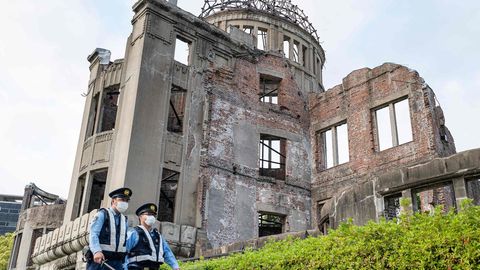 Japan G7-Treffen: Polizisten laufen in Hiroshima am Friedensdenkmal vorbei