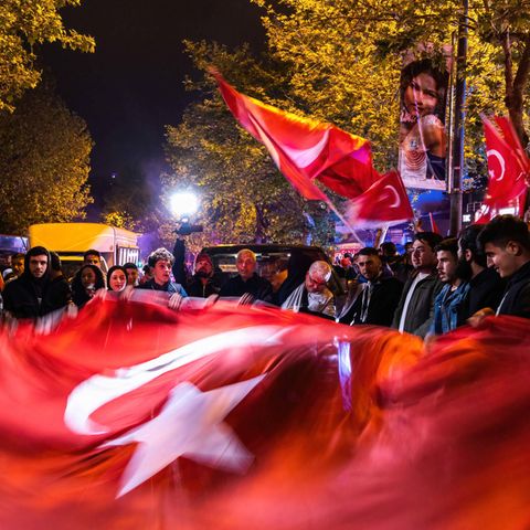 Türkei: Erdogan-Anhänger feiern in Istanbul mit wehenden Fahnen