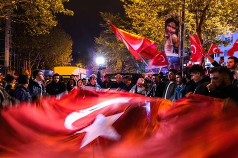 Türkei: Erdogan-Anhänger feiern in Istanbul mit wehenden Fahnen