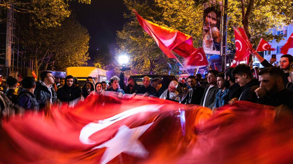 Türkei: Erdogan-Anhänger feiern in Istanbul mit wehenden Fahnen