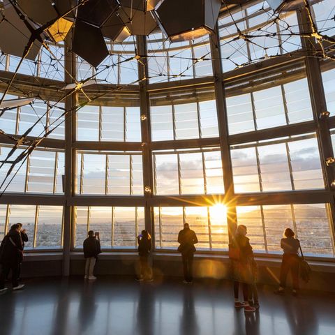 Von der Plattform des Torre Glòries blicken Besucher weit über Barcelona