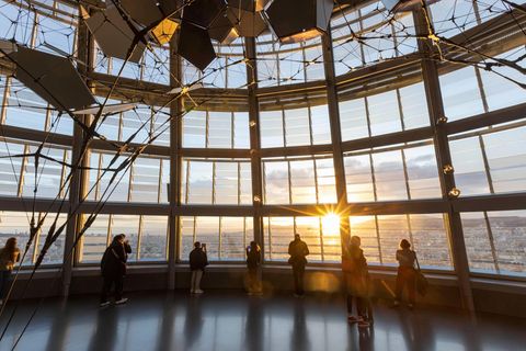 Von der Plattform des Torre Glòries blicken Besucher weit über Barcelona