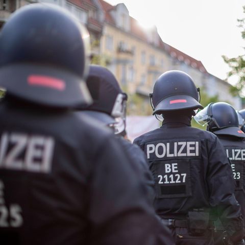 Polizeigewalt: Neue Studie zeigt: Polizeigewalt ist schwer zu beweisen. Anklagen gegen Polizisten sind selten