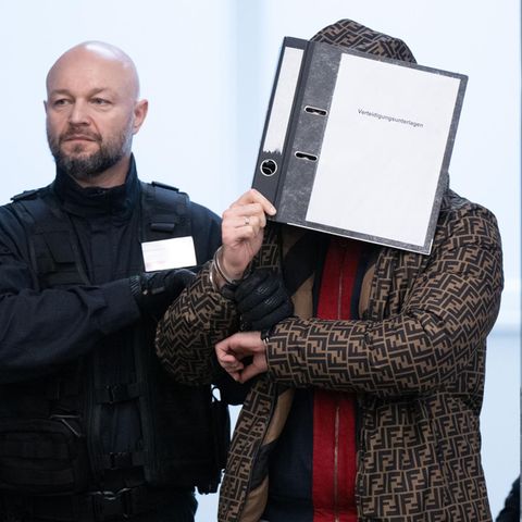 Ein Angeklagter im Prozess um den Juwelenraub im Grünen Gewölbe des Dresdner Residenzschlosses wird in den Verhandlungssaal im Landgericht geführt. (Archivbild)