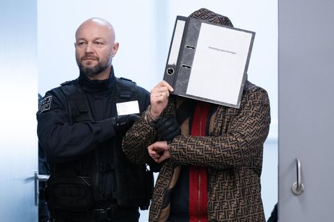 Ein Angeklagter im Prozess um den Juwelenraub im Grünen Gewölbe des Dresdner Residenzschlosses wird in den Verhandlungssaal im Landgericht geführt. (Archivbild)