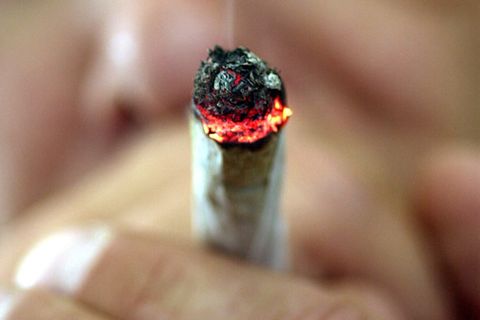 Mann zieht an einem Joint