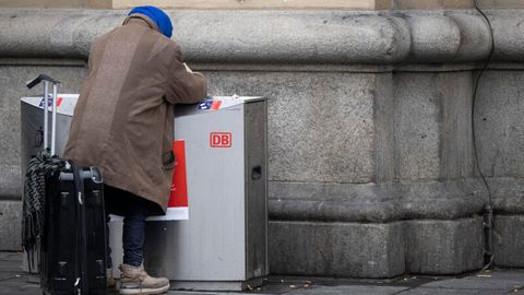 Armut in Deutschland: Eine Frau sucht in einem Mülleimer nach Flaschen