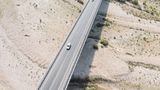 "Reiseführer zu den Wüsten Italiens": Ausgetrocknetes Flussbett mit Brücke