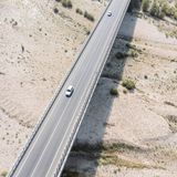 "Reiseführer zu den Wüsten Italiens": Ausgetrocknetes Flussbett mit Brücke