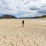 "Reiseführer zu den Wüsten Italiens": Mann im Flussbett