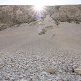 "Reiseführer zu den Wüsten Italiens": Geröllhalde am Berg