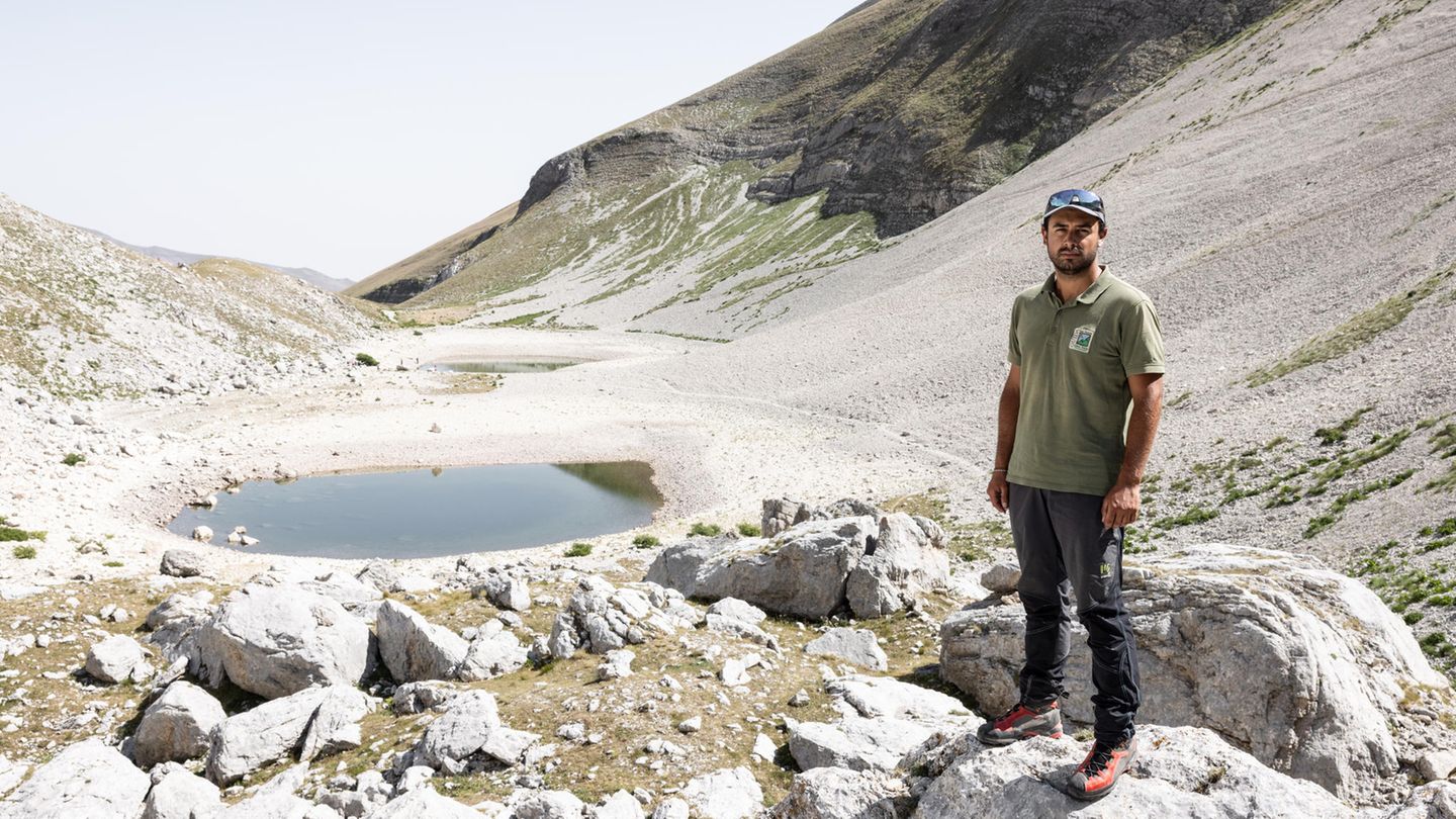 Der Pilatosee verdankt seine Existenz den Schneefällen in den Bergen des Apennin. "Normalerweise ist er acht Meter tief", sagt Alessandro Ambrosi, Führer im Nationalpark Monti Sibillini. Doch immer geringere Schneefälle haben den Wasserspiegel auf drei Meter absinken lassen. Im August fällt der See inzwischen meist trocken.