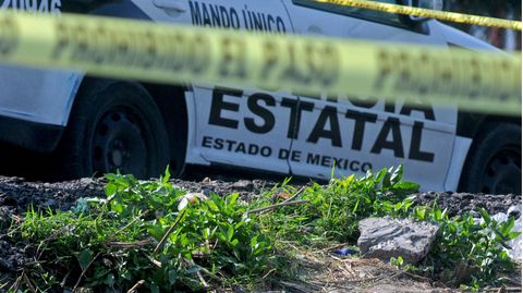 Ein abgesperrter Tatort in Mexiko, dahinter ein Polizeiauto
