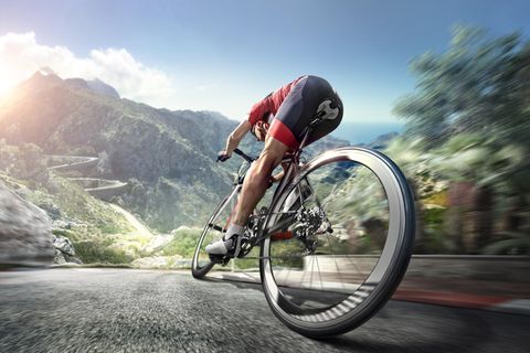 Wattmesser Rennrad: Ein Mann radelt auf seinem Rennrad durch eine Berglandschaft