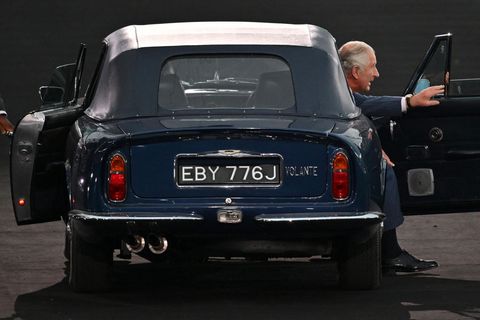 König Charles steigt aus seinem Aston Martin