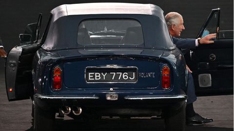 König Charles steigt aus seinem Aston Martin