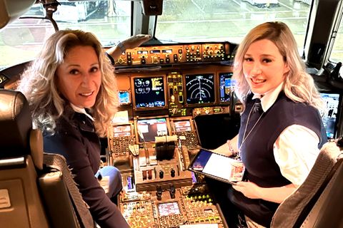 Pilotinnen schreiben Geschichte: Erstes Mutter-Tochter-Paar fliegt internationalen Flug