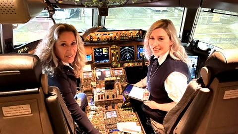 Pilotinnen schreiben Geschichte: Erstes Mutter-Tochter-Paar fliegt internationalen Flug