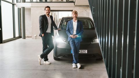 Die beiden Gründer von Sono Motors, Laurin Hahn (l.) und Jona Christians, an einem Auto