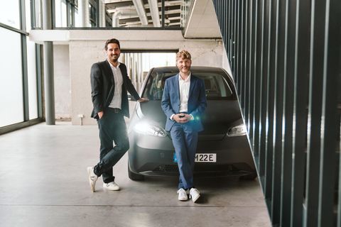 Die beiden Gründer von Sono Motors, Laurin Hahn (l.) und Jona Christians, an einem Auto