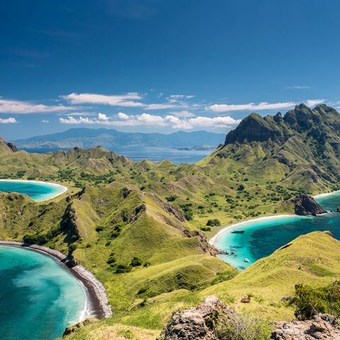 Traumhafte Ausblicke von der Insel Pulau Padar, nahe des berühmten Komodo-Nationalparks in Indonesien.