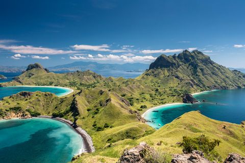 Traumhafte Ausblicke von der Insel Pulau Padar, nahe des berühmten Komodo-Nationalparks in Indonesien.