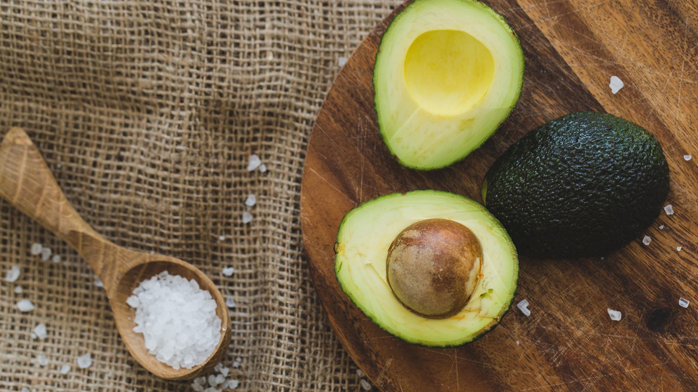 Aufgeschnittene Avocados