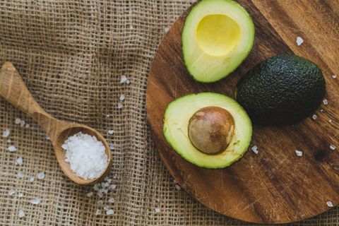 Aufgeschnittene Avocados