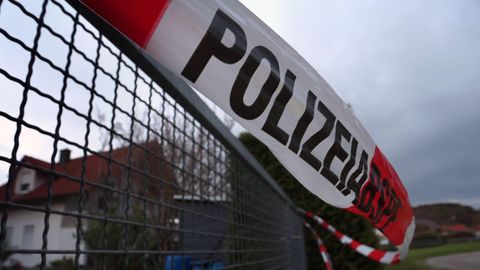 Vor einem Einfamlienhaus in Altenstadt hängt rot-weißes Absperrband der Polizei